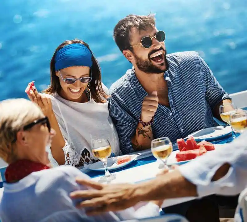 last minute crociera persone che brindano sulla nave
